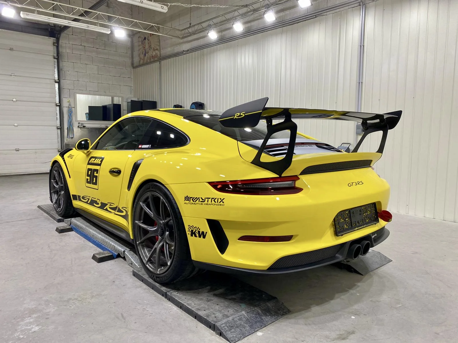 Aufbereiteter Sportwagen mit hochwertigem Lackfinish bei SummerDetailing