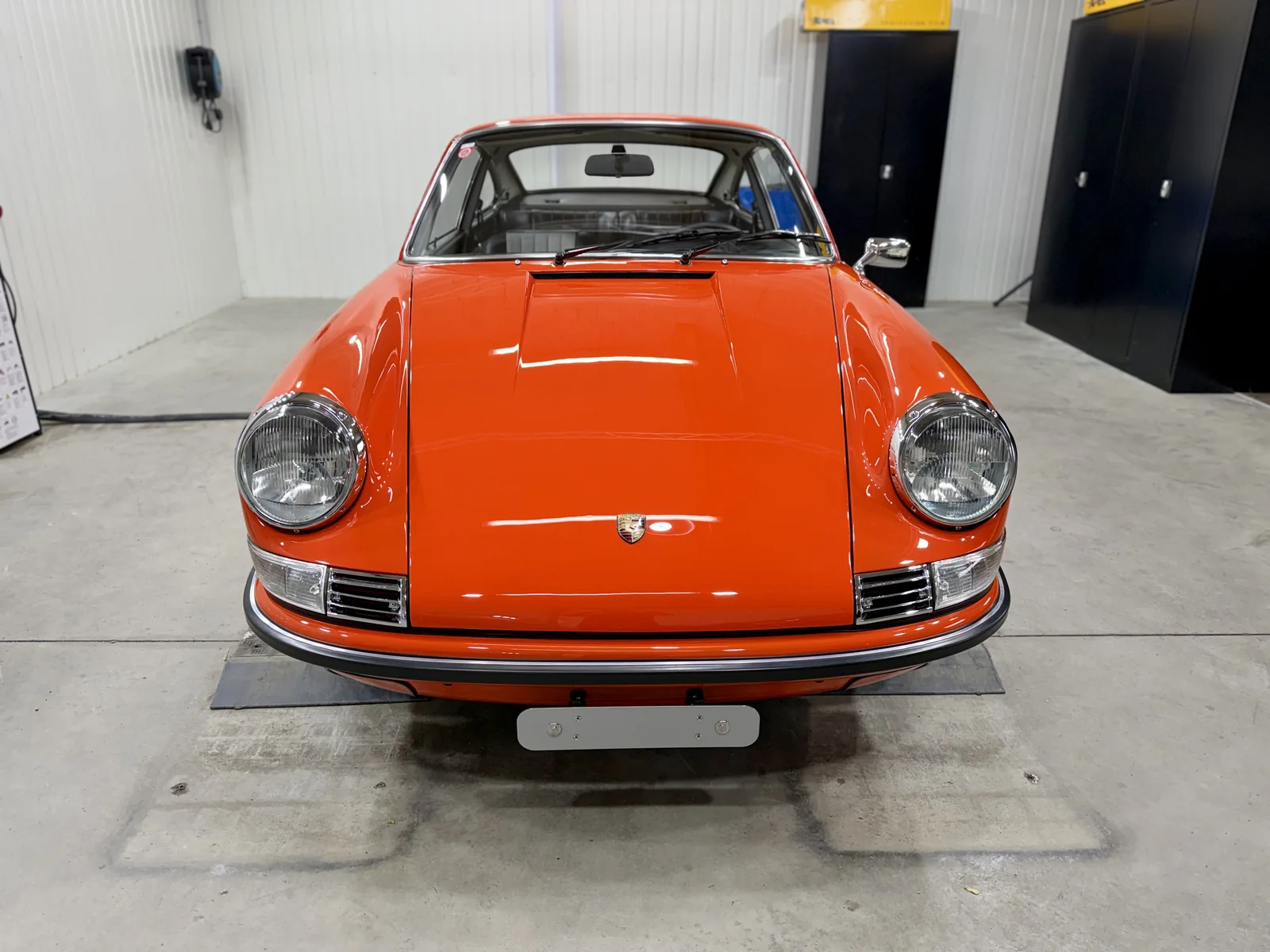 Klassischer orangefarbener Porsche bei SummerDetailing