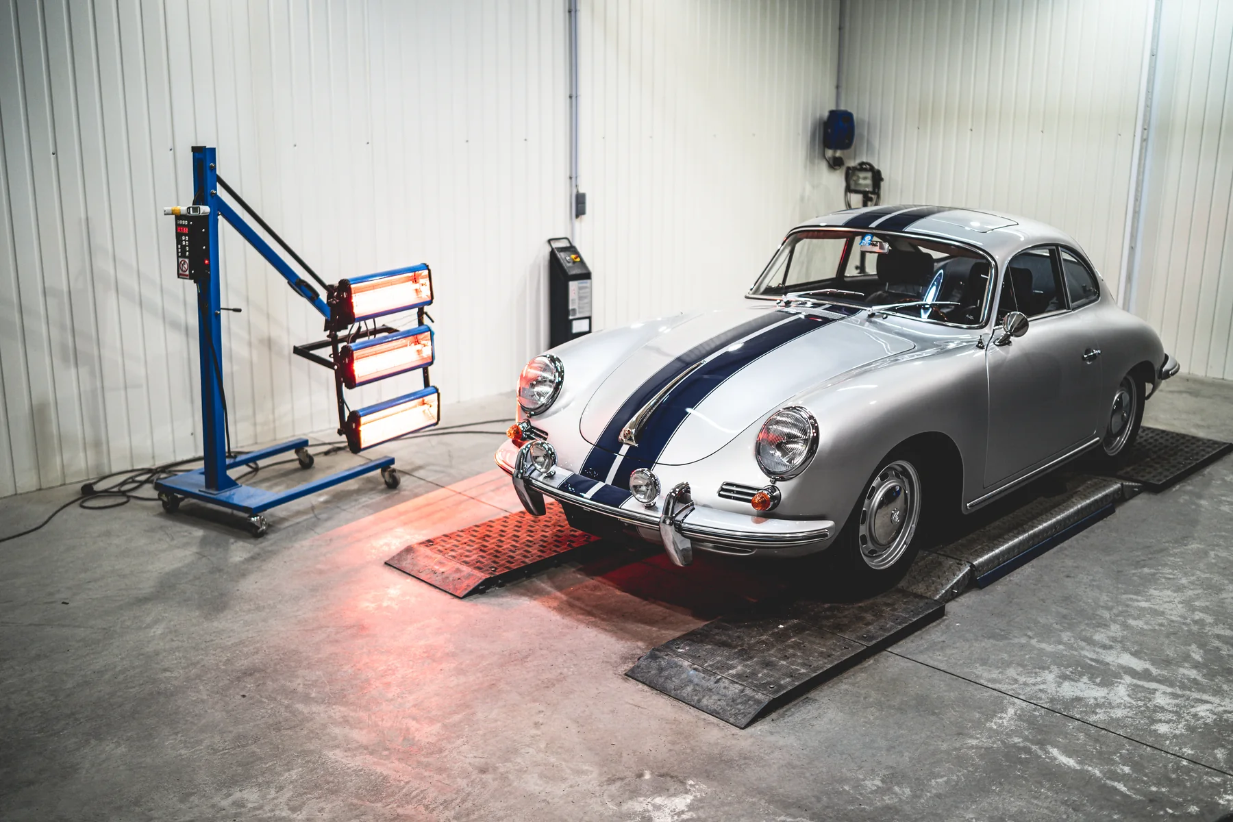 Porsche 356 bei SummerDetailing mit auf das Fahrzeug gerichtetem Infrarotstrahler