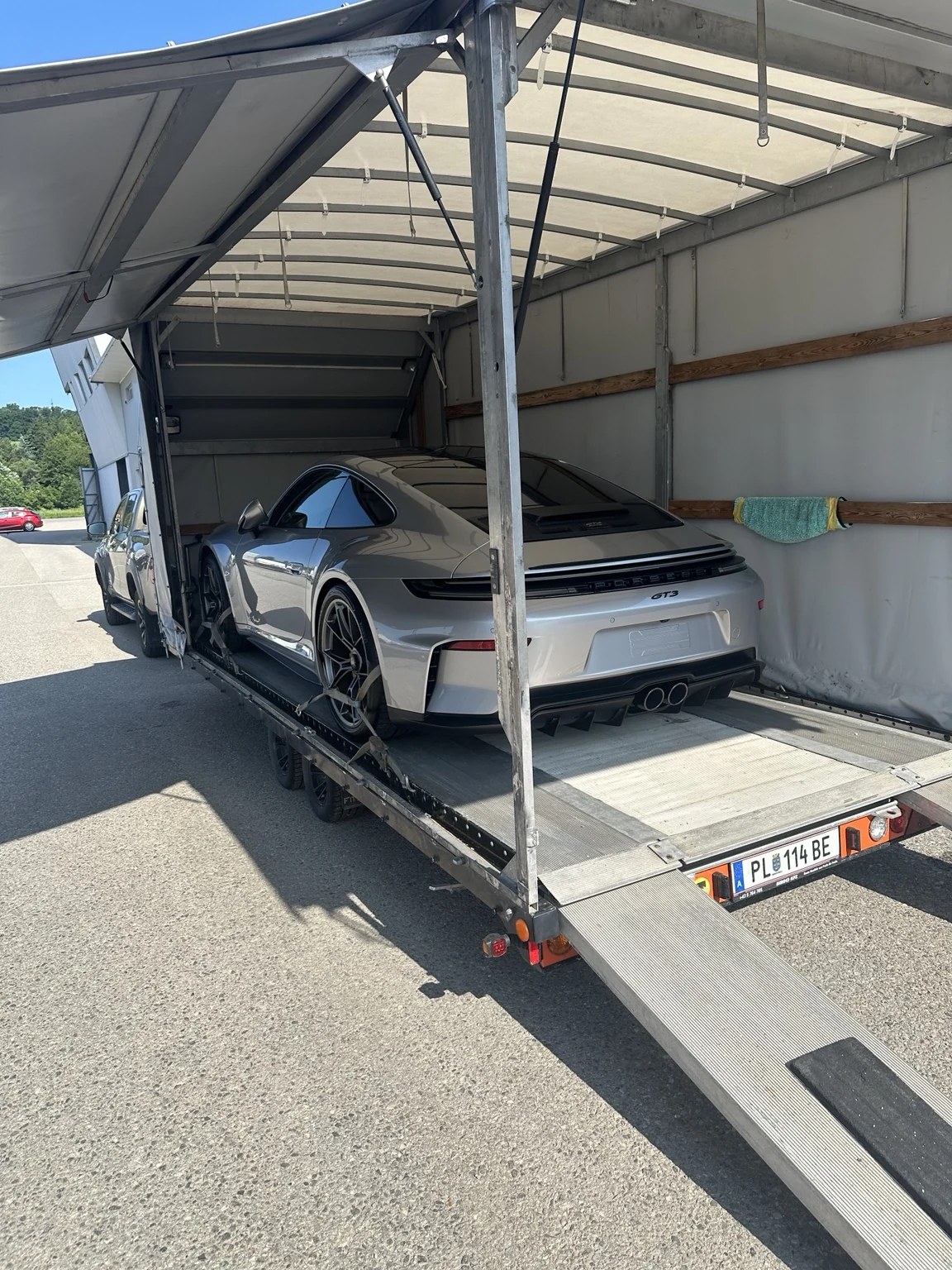 Arranged enclosed vehicle transport with Porsche 911 GT3